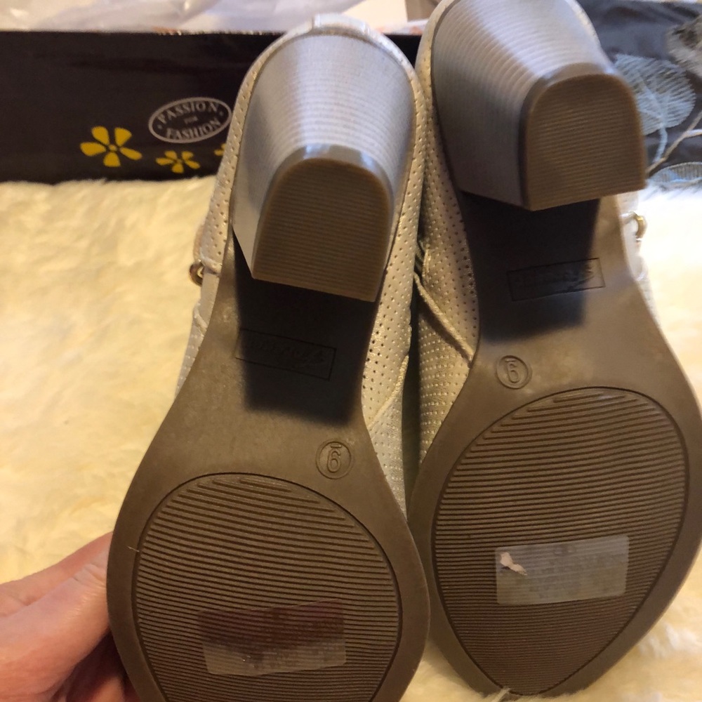 Open toe booties. - Picture 4 of 6